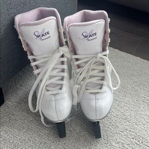 JACKSON Women's White and violet Ice Skates
